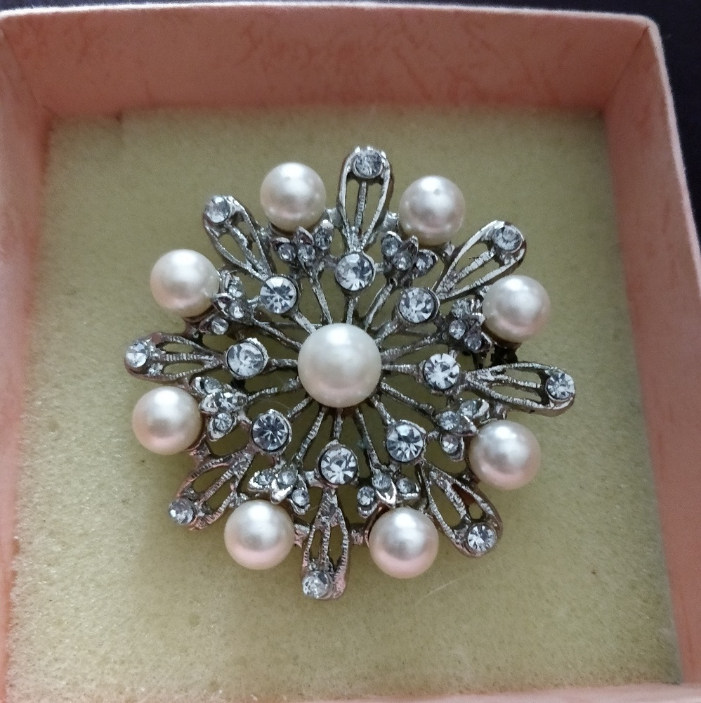 New W/O Tags Gorgeous Flower Pin